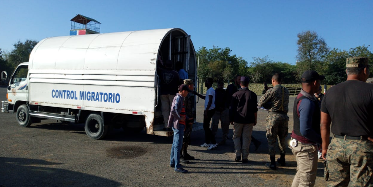 Migracion-detiene-a-varios-nacionales-haitianos-en-San-Jose-de-Ocoa-745x375 (1)