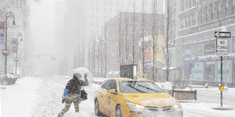 snow-storm-hits-new-york-northeast-us-5-750x375