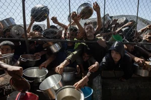 Gazaties-hambrientos-saquean-77-camiones-cargados-de-harina-en-la-franja-palestina