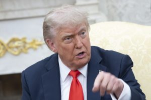 Trump carga contra el "desastre" de Powell frente a la Fed y pide que rebaje los tipos