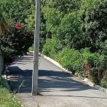 Poste de luz en medio de la carretera pone en riesgo a conductores y peatones en San José de Ocoa